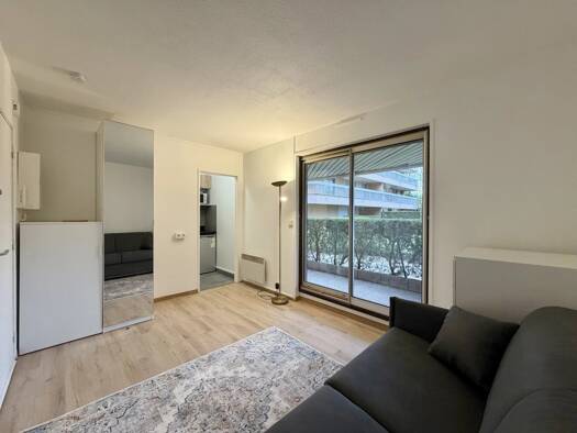 Appartement à louer 650 € 1 pièce 16,1 m² RDC Res de la Poste-Res du Bois Verrières-le-Buisson 91370