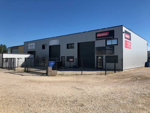 Local commercial à louer 1 850 € 145 m² de surface de vente Entraigues-sur-la-Sorgue 84320