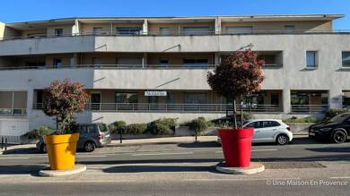 Espace bureau à vendre 180 000 € 54 m² de bureaux Centre Les Angles 30133