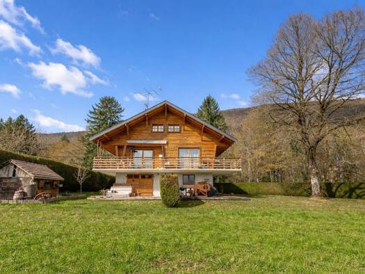 Chalet à vendre 1 290 000 € 9 pièces 5 chambres 164 m² 875 m² de terrain Sevrier 74320