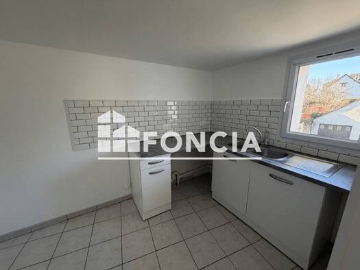 Appartement à louer 830 € 3 pièces 2 chambres 61,1 m² RDC Juziers 78820