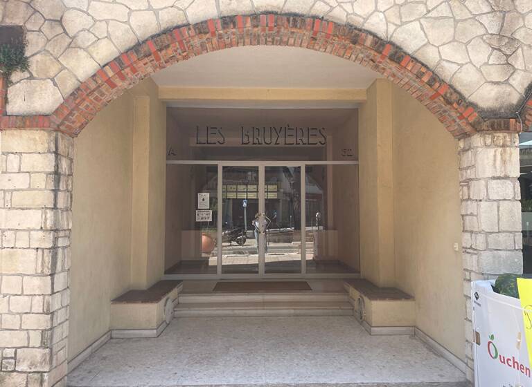 Appartement à louer 969 € 3 pièces 2<br/>chambres 64 m²<br/>superficie 2ème<br/>étage Centre Vallauris 06220
