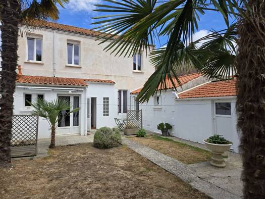Immeuble à vendre 395 000 € 140,46 m² Rochefort 17300