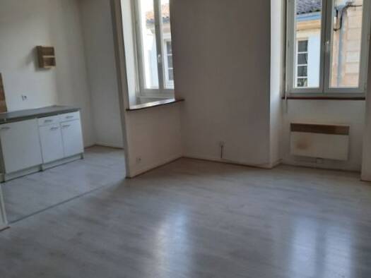 Appartement à louer 600 € 3 pièces 2 chambres 80 m² Bourg 33710