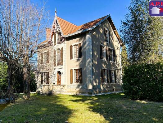Maison à vendre 549 000 € 8 pièces 7 chambres 250 m² 3 284 m² de terrain Centre Ancien Foix 09000
