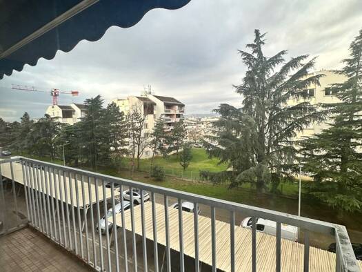 Appartement à louer 840 € 3 pièces 2 chambres 68 m² 3ème étage Berliet-Gare-Garibaldi Saint-Priest 69800