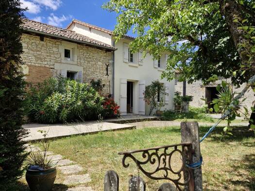 Maison à vendre 189 000 € 6 pièces 4 chambres 147 m² 22 740 m² de terrain Saint-Coutant 16350