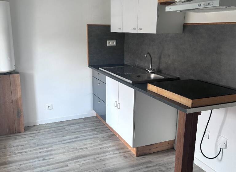 Appartement à louer 415 € 1 pièce 28 m²<br/>superficie Dernier étage, 2/2<br/>étage Secondigny 79130