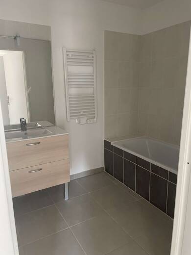 Appartement à louer 779 € 3 pièces 2 chambres 60,8 m² Étage 1/2 Sud Ouest Monteux 84170