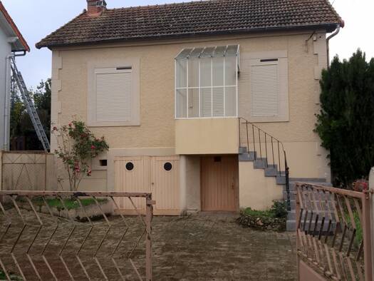 Maison à vendre 59 000 € 3 pièces 2 chambres 56 m² 1 500 m² de terrain Banlieue Domérat 03410