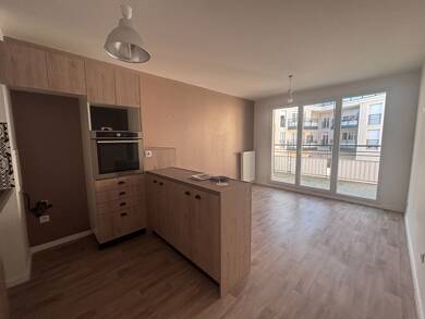 Appartement à louer 800 € 2 pièces 1 chambre 37 m² Étage 1/3 Sud Mennecy 91540