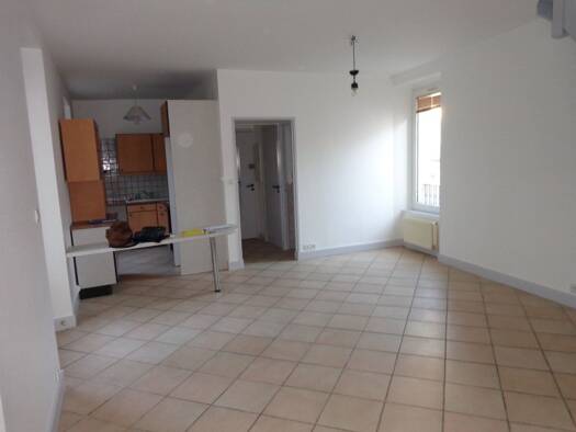 Appartement à louer 490 € 3 pièces 2 chambres 68 m² Étage 1/1 Aurillac 15000