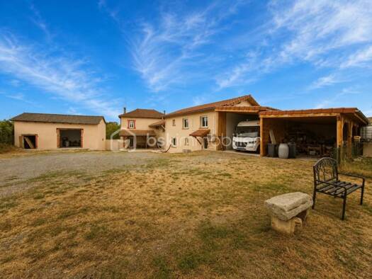 Maison à vendre 289 000 € 8 pièces 4 chambres 195 m² 3 147 m² de terrain Bussy-Albieux 42260
