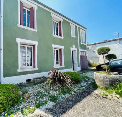 Maison de plain-pied à vendre 298 000 € 5 pièces 3 chambres 109 m² 140 m² de terrain Mairie Perigny 17180
