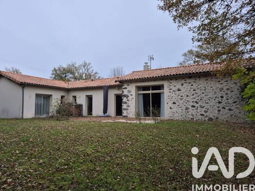 Maison de plain-pied à vendre 260 000 € 5 pièces 3 chambres 160 m² 3 435 m² de terrain Chanteloup 79320