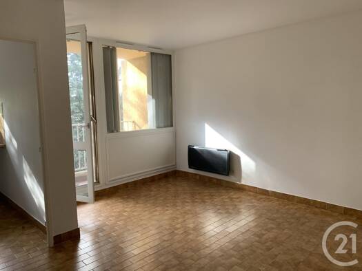 Appartement à louer 350 € 1 pièce 27,5 m² 3ème étage Bagnols sur Ceze 30200