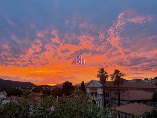 Appartement à louer 1 000 € 2 pièces 1 chambre 59 m² Étage 4/4 Hyères 83400