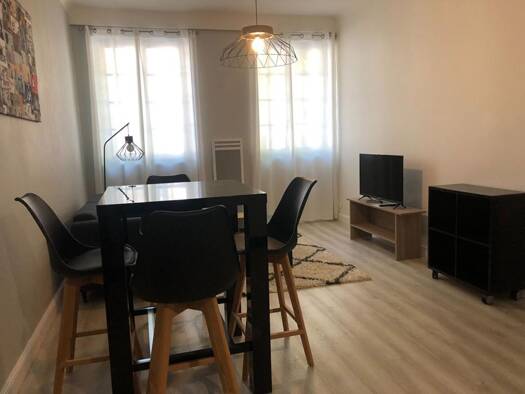 Appartement à louer 695 € 2 pièces 1 chambre 45,2 m² RDC Centre Saintes 17100
