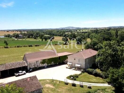 Maison à vendre 548 000 € 15 pièces 7 chambres 373 m² 33 042 m² de terrain Caussade 82300