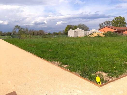 Terrain constructible viabilisé à vendre 57 000 € 1 033 m² de terrain Saint-Bénigne 01190