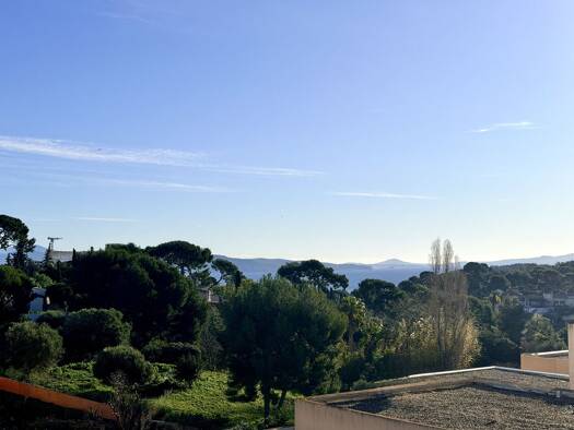 Appartement à vendre 420 000 € 3 pièces 2 chambres 64 m² Étage 1/2 La Ciotat 13600