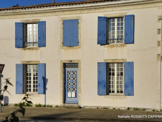 Maison à vendre 289 000 € 6 pièces 4 chambres 161 m² 712 m² de terrain Nord Surgères 17700