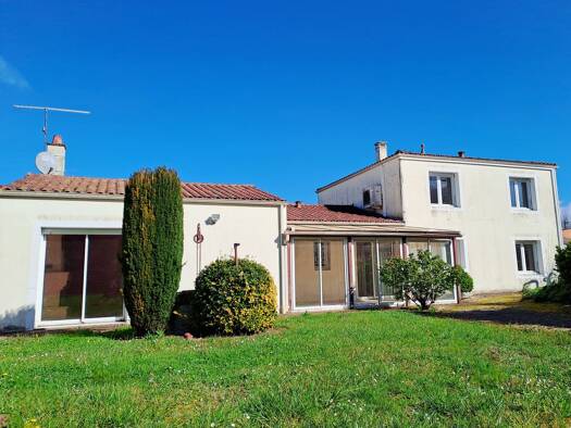 Maison à vendre 299 000 € 6 pièces 4 chambres 160 m² 1 206 m² de terrain Saint-Pierre-La-Noue 17700