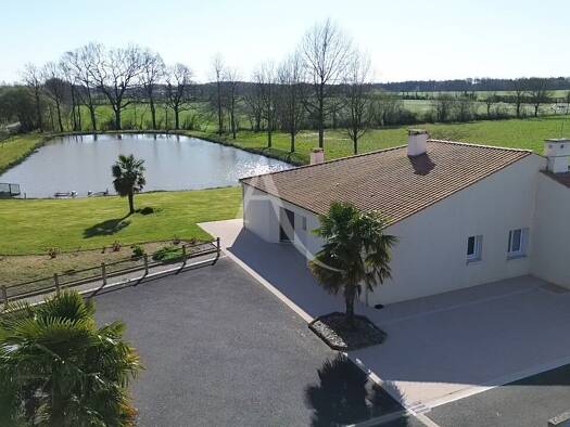 Maison à vendre 400 000 € 5 pièces 2 chambres 136 m² 7 664 m² de terrain Genétouze 85190