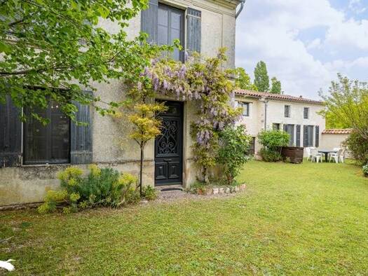 Maison à vendre 437 808 € 11 pièces 6 chambres 229 m² 4 891 m² de terrain Saint-Sever-de-Saintonge 17800