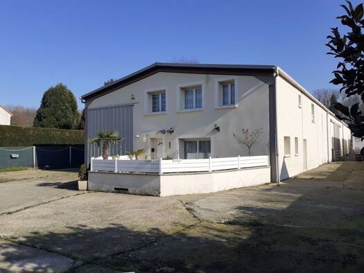 Entrepôt à vendre 1 242 000 € 655 m² d'espace de stockage Les Alluets-le-Roi 78580