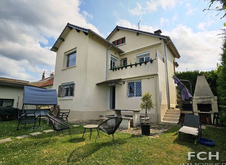 Maison à vendre 315 000 € 7 pièces 5<br/>chambres 173 m²<br/>superficie 438 m²<br/>terrain Bellerive sur Allier 03700