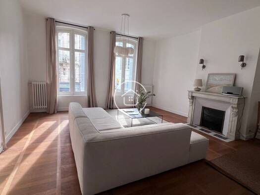 Appartement à louer 1 335 € 4 pièces 2 chambres 109 m² RDC Centre Ville Vendôme 41100