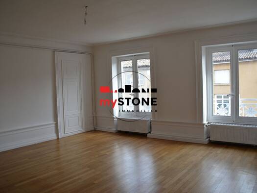 Appartement à louer 1 050 € 4 pièces 2 chambres 139 m² Étage 3/3 centre Ville-La Chartonnière-La Barre Villefranche-sur-Saône 69400