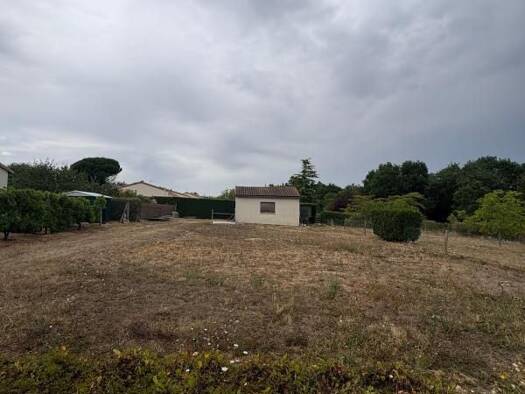 Terrain constructible à vendre 45 000 € 1 018 m² de terrain Centre Montmorillon 86500
