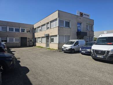Local d'activités à louer 9 500 € 1 900 m² d'espace de stockage Les Îles Vaulx en Velin 69120