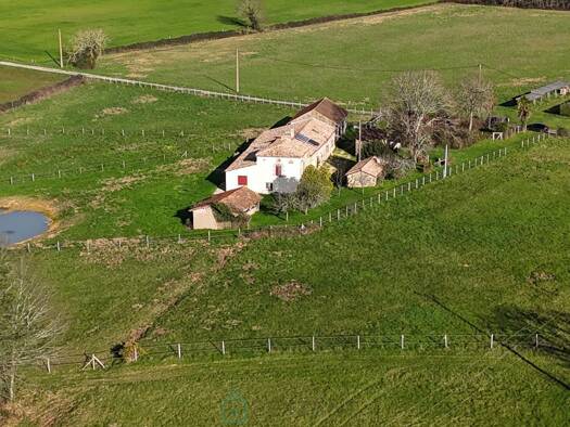 Ferme équestre à vendre 499 000 € 206 m² 52 000 m² de terrain Monpazier 24540