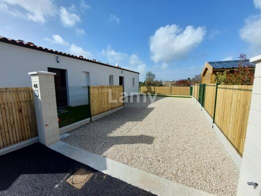 Maison à louer 600 € 2 pièces 45 m² Boutenac-Touvent 17120