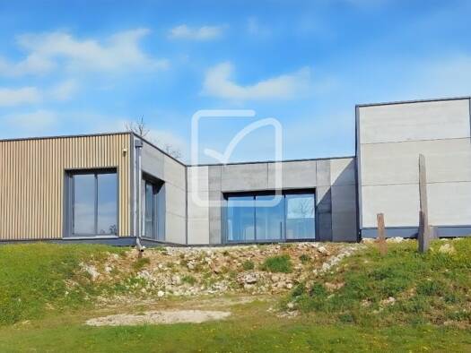Maison de plain-pied à vendre 225 000 € 3 pièces 2 chambres 107 m² 2 500 m² de terrain Cuzance 46600