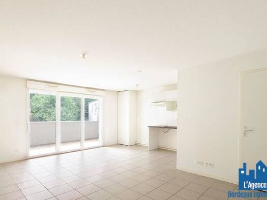 Appartement à vendre 183 500 € 3 pièces 2 chambres 61 m² Étage 1/3 Cenon 33150
