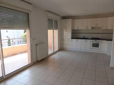 Appartement à louer 894 € 3 pièces 2 chambres 79 m² 1 étages Les Plantiers-route de Marseille Sisteron 04200