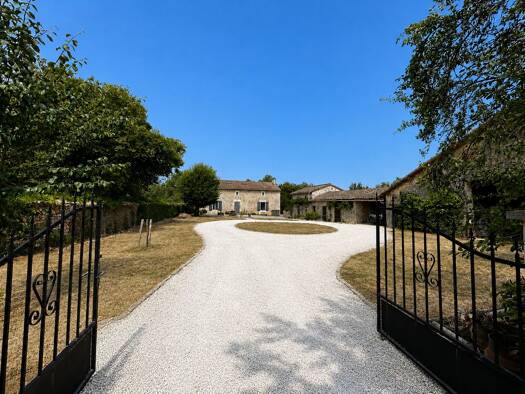 Maison à vendre 230 000 € 9 pièces 5 chambres 164,15 m² 6 436 m² de terrain Rom 79120