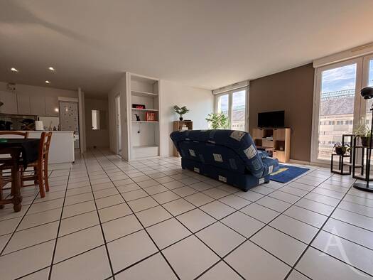 Appartement à louer 820 € 3 pièces 2 chambres 78 m² Étage 2/5 Centre Ville Bourges 18000