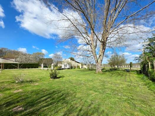 Maison à vendre 239 000 € 7 pièces 4 chambres 187 m² 1 631 m² de terrain Villegouge 33141