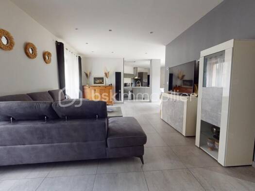 Maison de ville à vendre 268 000 € 6 pièces 4 chambres 145 m² 673 m² de terrain Couronne Centrale Bourges 18000