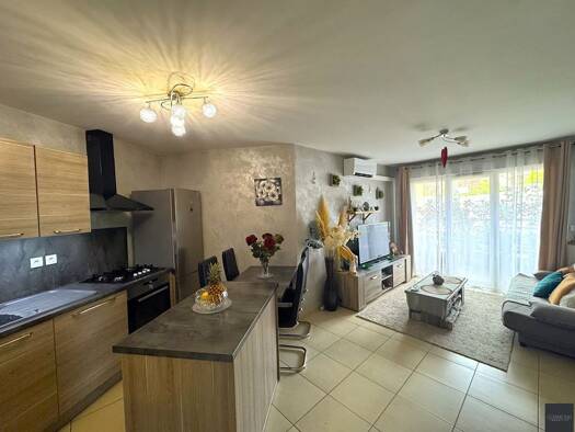 Appartement à vendre 179 900 € 2 pièces 1 chambre 44,38 m² RDC/4 Hyères 83400