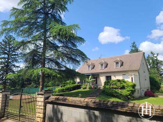 Maison à vendre 267 000 € 8 pièces 5 chambres 200 m² 4 278 m² de terrain Saint-Pierre-les-Étieux 18210