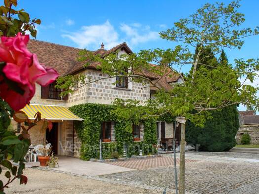 Maison à vendre 790 000 € 8 pièces 5 chambres 300 m² 3 534 m² de terrain Chevrainvilliers 77760