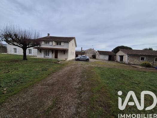 Maison à vendre 220 000 € 8 pièces 4 chambres 287 m² 4 756 m² de terrain La Rochefoucauld-en-Angoumois 16110