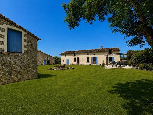 Maison à vendre 250 000 € 7 pièces 4 chambres 179,06 m² 11 328 m² de terrain Saint-Coutant 79120