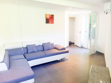 Appartement à louer 843 € 2 pièces 1 chambre 40 m² Dernier étage, Étage 1/1 Eguilles 13510